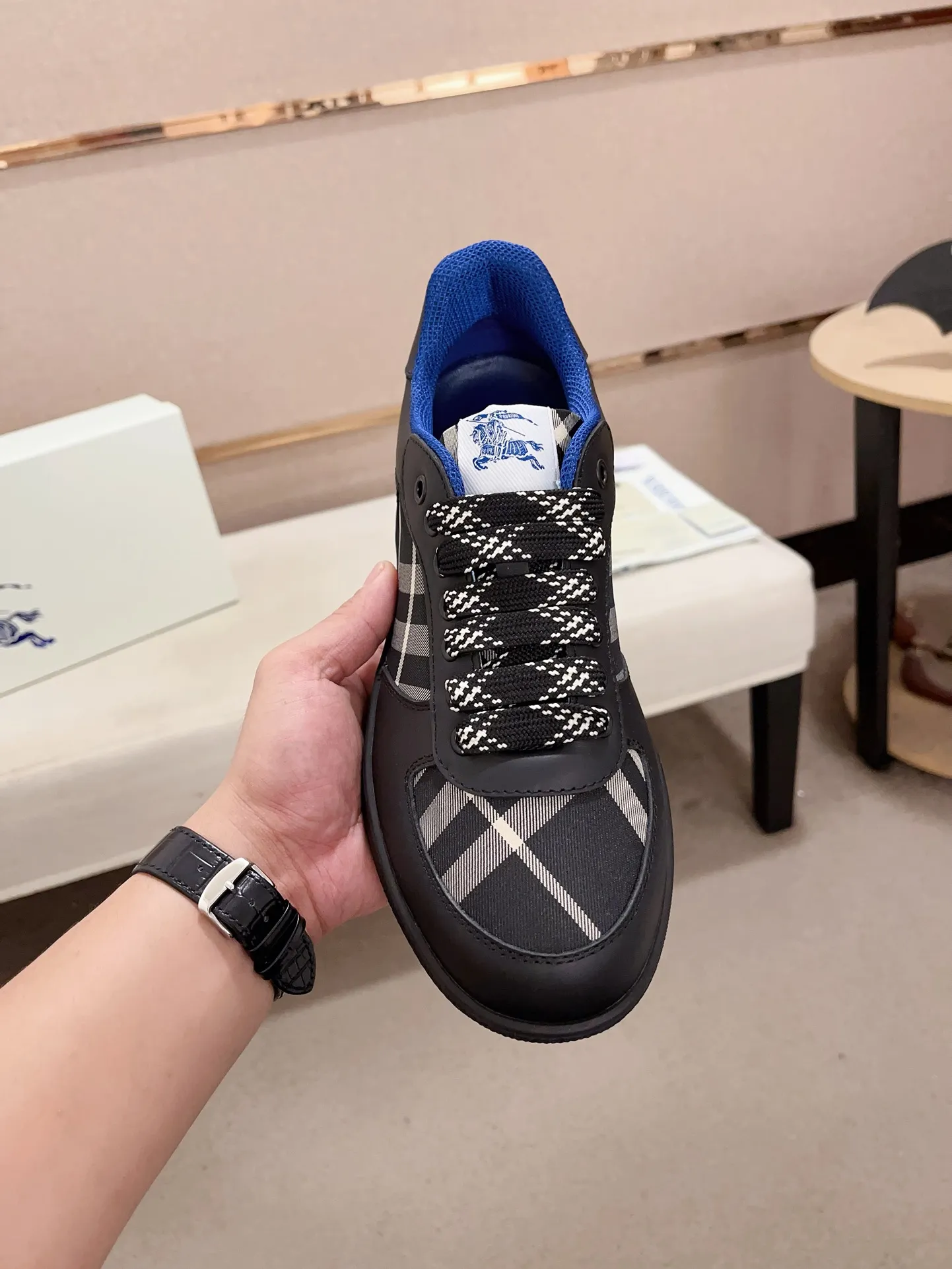 Men's shoes💰: 620💰Top version🥳◾️▫️The new Burberry men's classic low-top sneakers are reinterpreted with Vintage retro plaid cotton material and calfskin, decorated with a new brand logo. First-layer cowhide lining, embossed Burberry logo on the heel, and original TPU outsole! Code number: 38-45. Women's sizes and 46 can be customized.